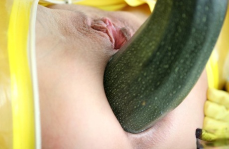 Brunette chick shows her gaped anus after a vegetable insertion