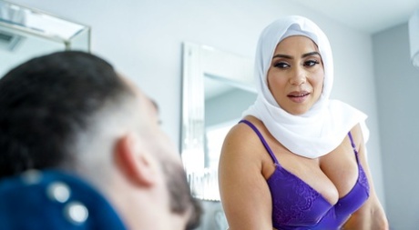 Curvaceous Latina MILF Carmela Clutch unveils her ass & big tits before sex